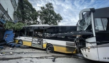 Bursa'da servis aracı ile özel halk otobüsünün çarpıştığı kazada sürücüler yaralandı