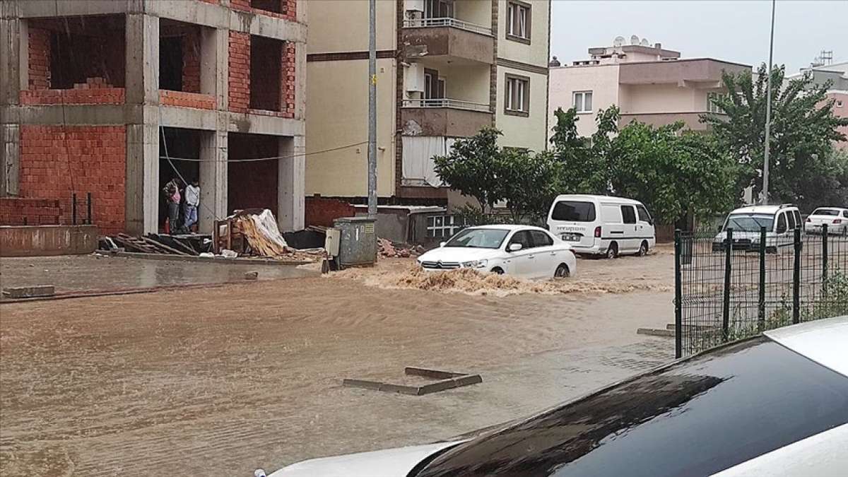 Bursa'da şiddetli yağış etkili oldu