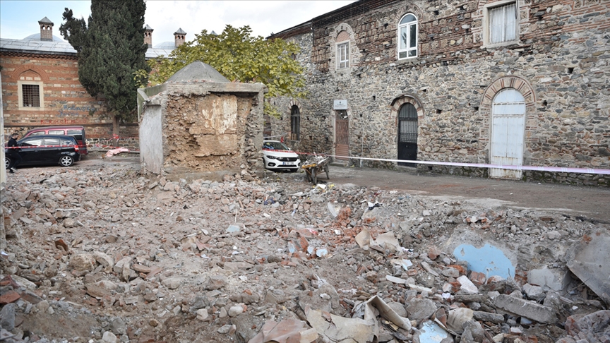 Bursa'da tarihi Ulu Cami ve çarşıların çevresindeki eski yapıların yıkımı sürüyor