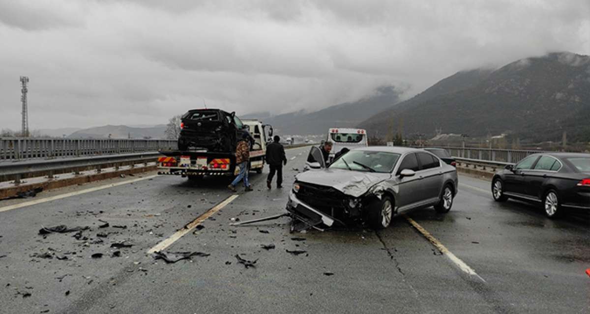 Bursa'da yağmur nedeniyle kayganlaşan yolda kaza: 2 yaralı