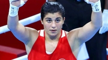 Busenaz S&uuml;rmeneli, depremzedelere yardım i&ccedil;in formasını satışa &ccedil;ıkardı