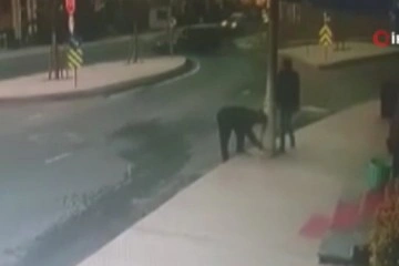 B&uuml;y&uuml;k&ccedil;ekmece&rsquo;de hırsızlar, aydınlatma direklerine dadandı: O anlar kamerada