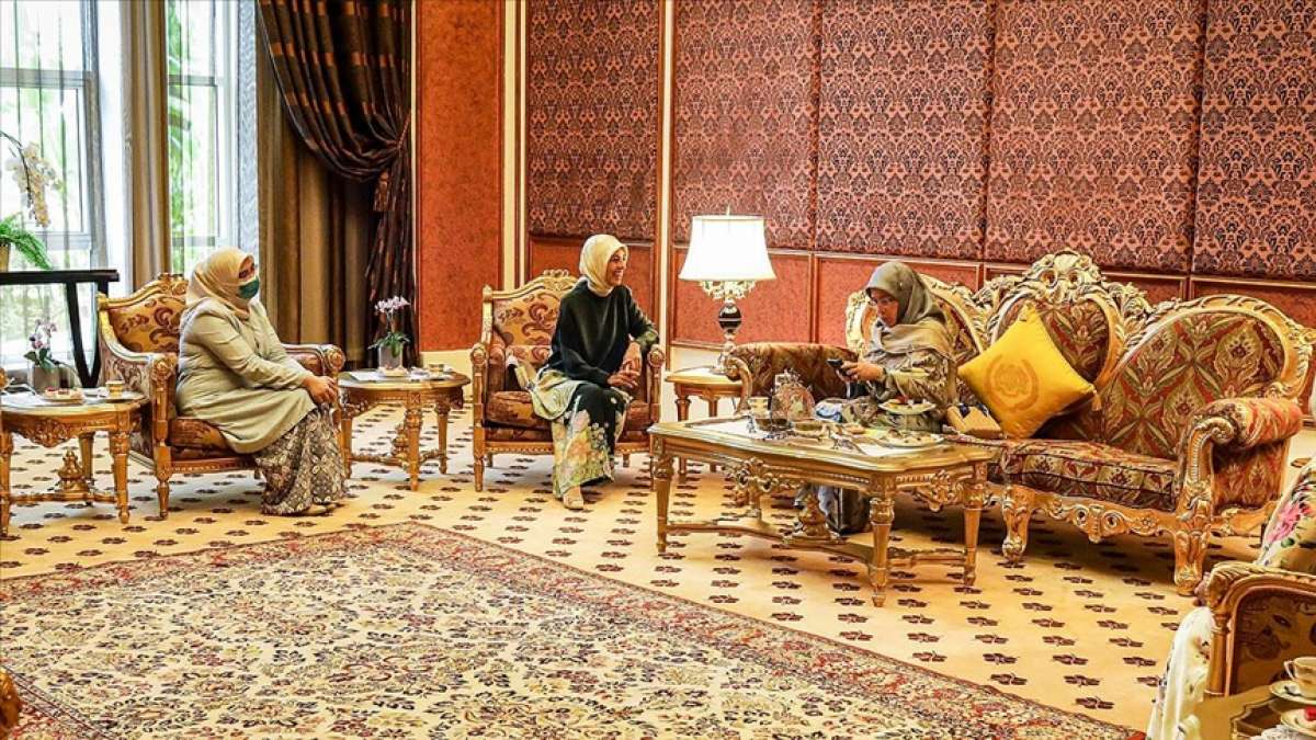 Büyükelçi Kavakcı, Malezya Kraliçesi'ne Emine Erdoğan'ın hediyelerini iletti