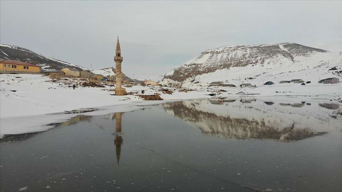 Buz tutan barajın yüzeyinden yükselen minare ilgi görüyor