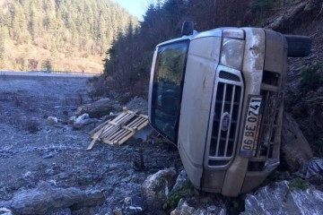 Buzlanan yolda kayan kamyon şarampole yuvarlandı: 1 yaralı