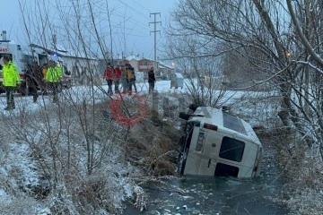 Buzlu yolda kayan servis minibüsü kanala düştü: 2 yaralı