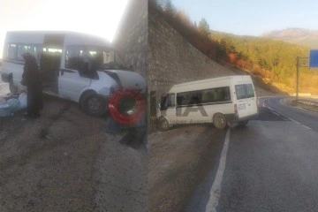 Buzlu yolda kontrolden çıkan minibüs duvara çarptı: 2 yaralı