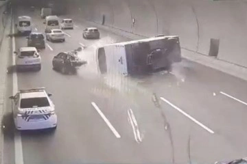 &Ccedil;ağlayan Adliyesi personelini taşıyan servis aracının kaza yaptığı anlar kamerada