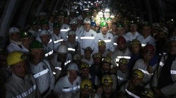 Çalışma ve Sosyal Güvenlik Bakanı Işıkhan, maden ocağında işçilerle bir araya geldi