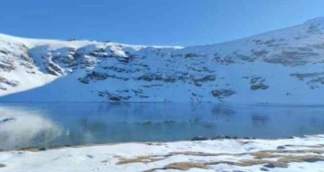 Çalyan Gölü 7 ay buz pistine dönecek beyazlığa büründü