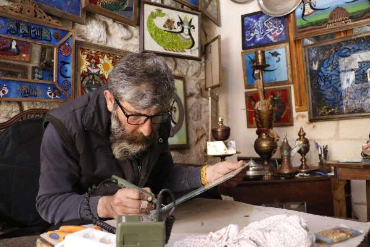 Cam üzerine Şahmeran işleyen Mardinli sanatkarın ünü Avrupa'ya yayıldı