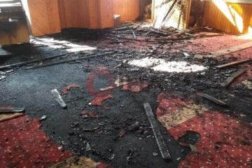 Camideki yangında Kur'an-ı Kerim yanmadı