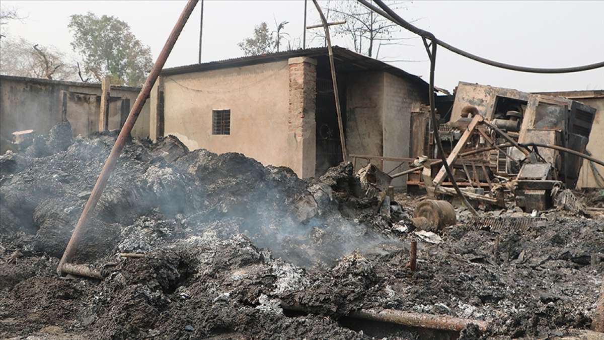 Cammu Keşmir'de Arakanlı Müslümanların kampında çıkan yangında 20'den fazla baraka yandı