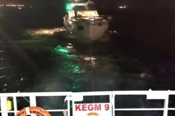 Çanakkale Boğazı’nda sürüklenen tekne kurtarıldı
