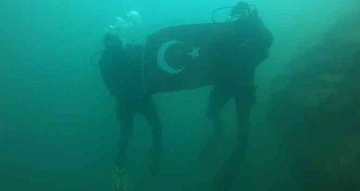 Çanakkale şehitleri anısına 30 metre derinlikte Türk bayrağı açtılar