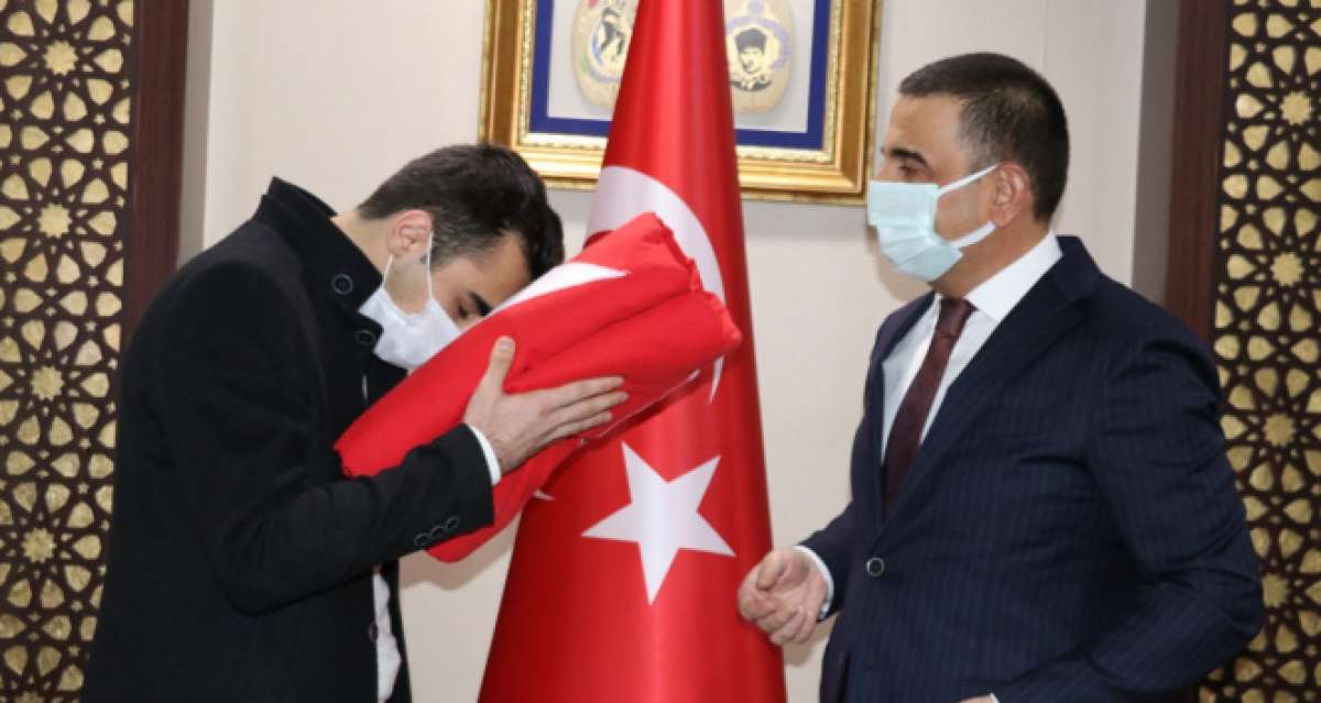 Çanakkale Şehitliğine götürülecek şanlı Türk bayrağı Siirt'ten yola çıktı