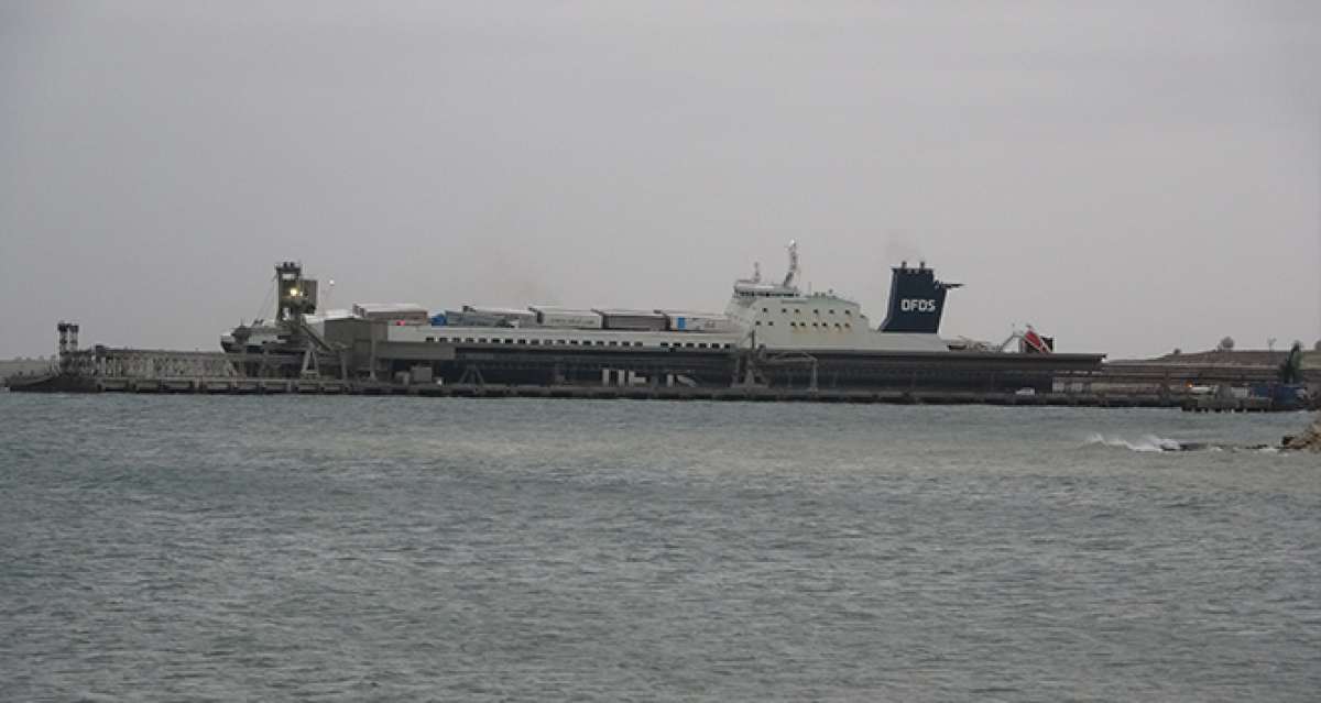 Çanakkale'de yanan Ro-Ro gemisi limana yanaştırıldı