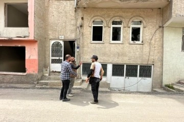 Canını hiçe sayarak girdiği ağır hasarlı binanın penceresinden düştü