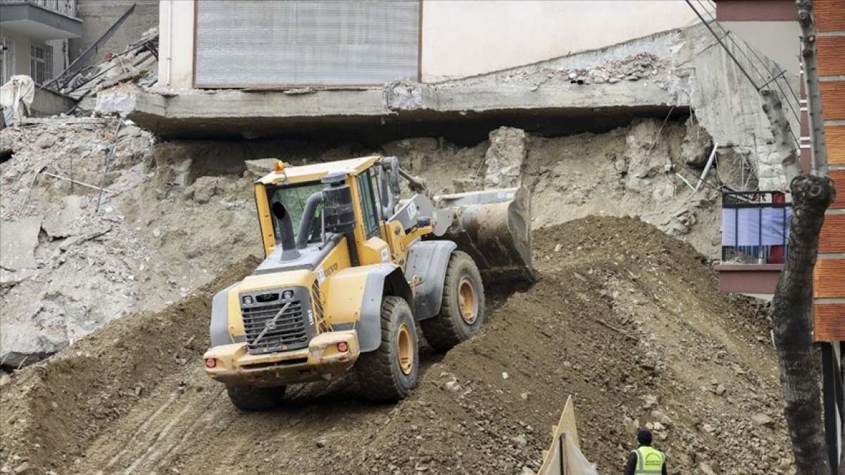 Çankaya'da çökme riski bulunan Açelya Apartmanı'nın kontrollü yıkım çalışmaları devam ediy