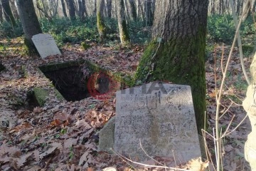 Çatalca’da eski köy mezarlığı defineciler tarafından talan edildi