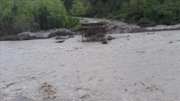 Çatalzeytin'de derelerin su seviyesinin yükselmesi sonucu 5 köye ulaşım sağlanamıyor