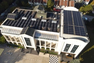 Çatıya kurdukları güneş panelleri ile okulun tüm enerjisini karşıladılar