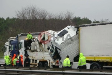 &Ccedil;ekmek&ouml;y'de art arda iki kaza: Tır ve kamyonet birbirine girdi