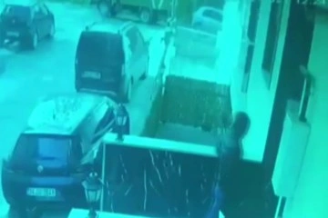 Çekmeköy’de görüntülü diafon hırsızlığı kamerada