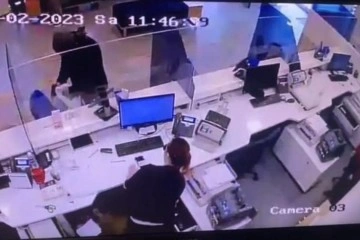 &Ccedil;ekmek&ouml;y&rsquo;de oyuncak tabanca ile banka soygunu kamerada