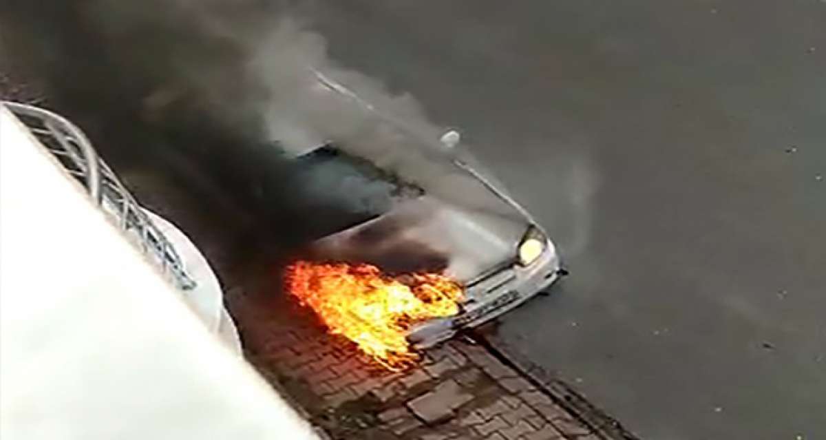 Çekmeköy'de sokak ortasında otomobilin yandığı anlar kamerada