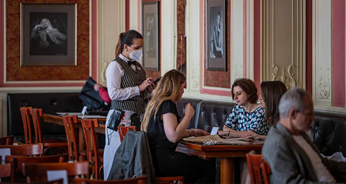 Çekya'da kafe ve restoranlar yeniden açıldı