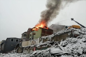 Çengelköy'de kentsel dönüşüm alanında yangın