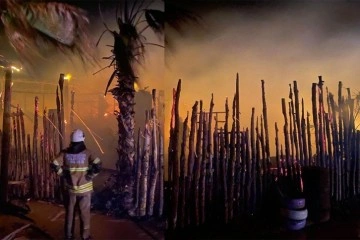 Çeşme’de yıldırım düşmesi sonucu bir iş yerinde yangın çıktı