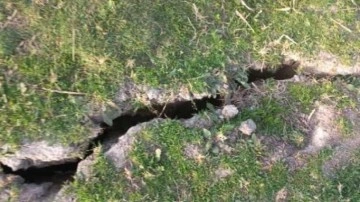 Ceyhan Nehri kıyısında deprem sonrası büyük yarıklar oluştu