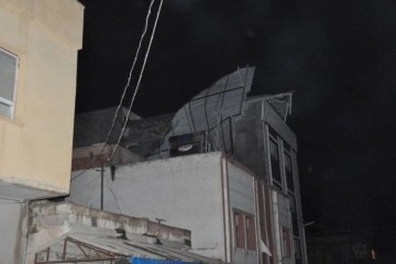 Ceylanpınar’da dolu hayatı felç etti: Çatı çöktü, ağaçlar devrildi