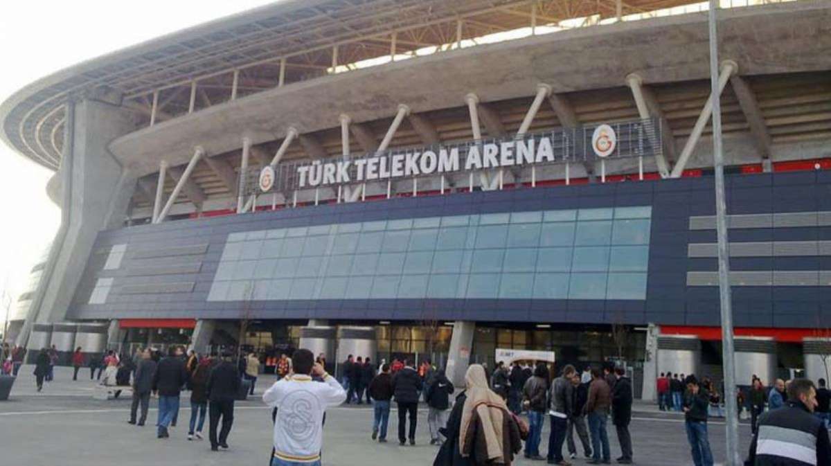 Ceza yemeye hazır olan Galatasaray yönetimi, binlerce taraftarı stada alıyor