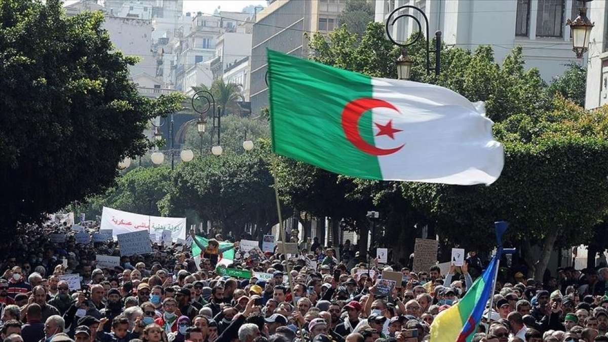 Cezayir fırsatlar ve zorlukların gölgesinde erken seçime hazırlanıyor