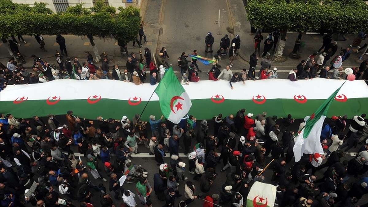 Cezayir'de köklü değişim talebiyle yeniden başlayan gösteriler 4. cuma gününde devam ediyor