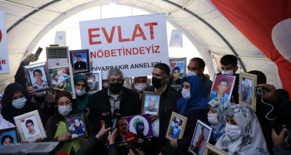 CHP lideri Kılıçdaroğlu gelmedi, kardeşi Celal Kılıçdaroğlu evlat nöbetindeki aileleri ziyaret etti