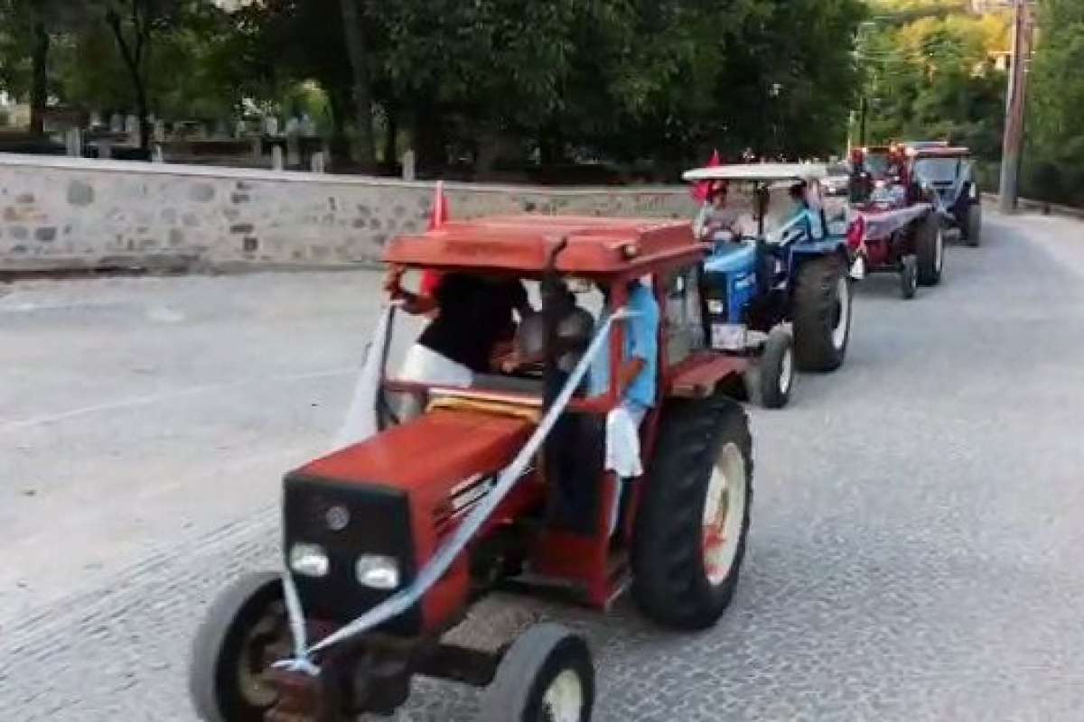 Çiftçi ailenin sünnet düğününde otomobiller yerlerini traktöre bıraktı