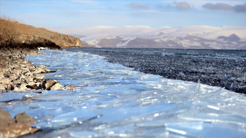 Çıldır Gölü'nde dalgaların ince buz tabakalarını kırıp kıyıya sürüklemesi görsel şölene dönüşüy