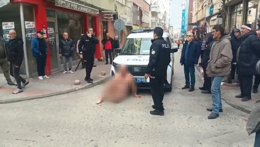 &Ccedil;ıplak halde caddede dolaşan şahıs g&ouml;zaltına alındı