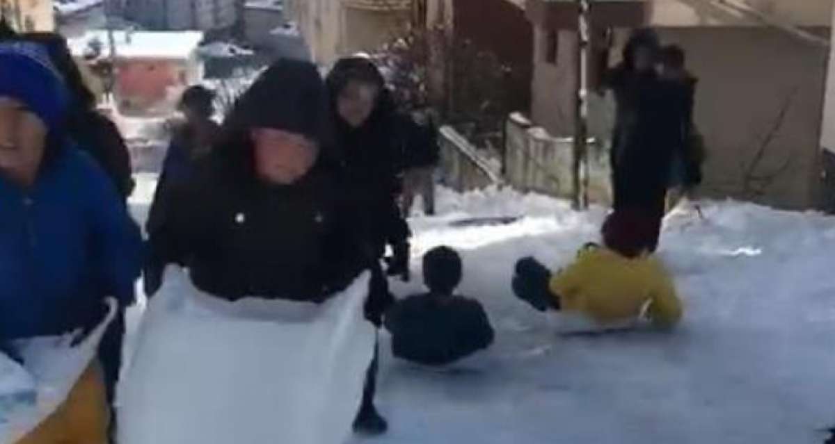Çocuklar ile kar küreme ekipleri arasında gülümseten diyalog