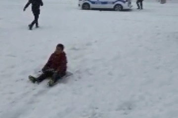 Çocuklar ile polis ekiplerinin sokakta poşetle kayak keyfi
