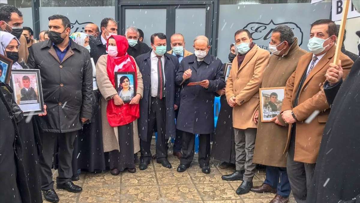 Çocuklarına kavuşmak için HDP İl Başkanlığı önünde eylem yapan Vanlı ailelere destek