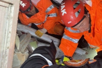 &Ccedil;&ouml;ken 4 katlı ağır hasarlı binada arama kurtarma &ccedil;alışmaları başladı