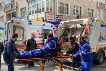 &Ccedil;&ouml;p kamyonu ile kamyonet &ccedil;arpıştı: Belediye iş&ccedil;isi yaralandı