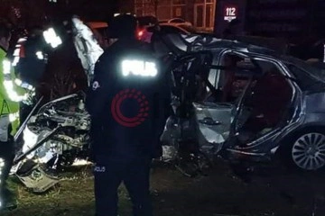 &Ccedil;&ouml;p konteynırına &ccedil;arpan otomobil takla attı: 1 &ouml;l&uuml;, 4 yaralı