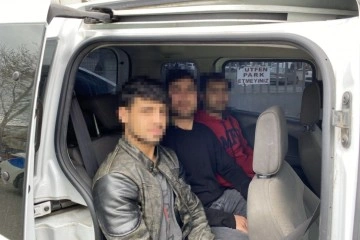 Çorlu'da 3 kaçak göçmen yol kenarında selfie çekerken yakalandı