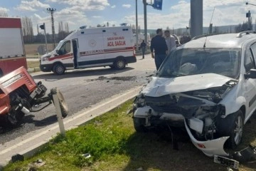 &Ccedil;orum'da otomobille &ccedil;arpışan trakt&ouml;r ikiye ayrıldı